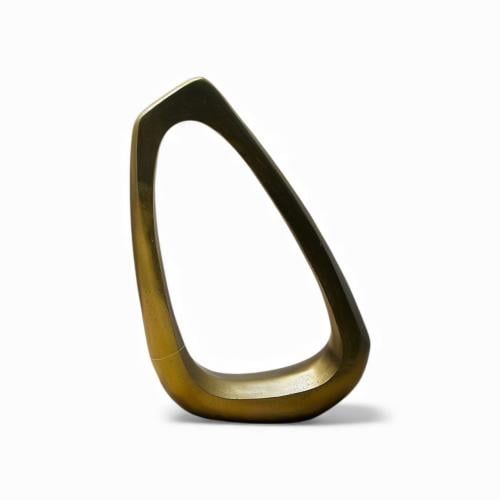 قطعة ديكور معدنية بتصميم هندسي عصري ولمسة فنية أني...