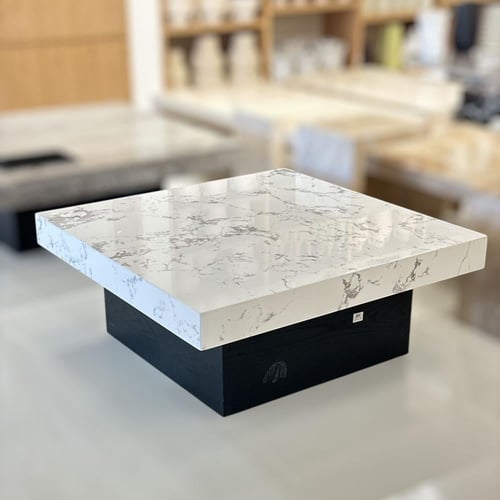 طاولة بتصميم انيق رخام - ابيض قاعده خشب الجوز واسو...