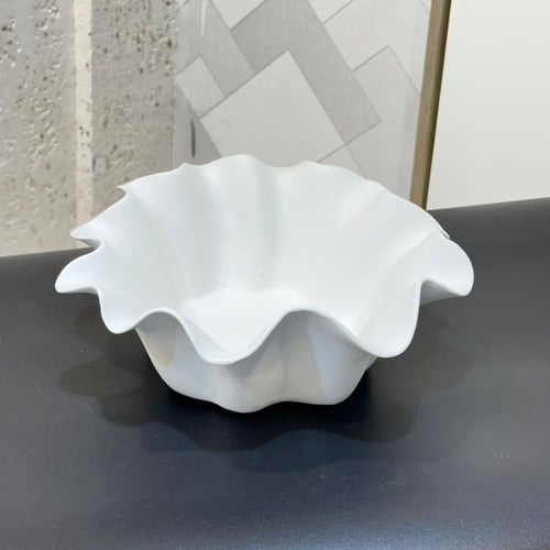 طبق ديكوري أبيض بتصميم عصري مستوحى من الأشكال الطب...