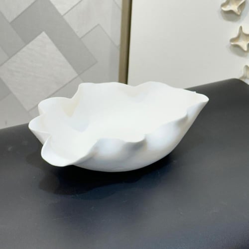 طبق ديكوري أبيض بتصميم عصري مستوحى من الأشكال الطب...