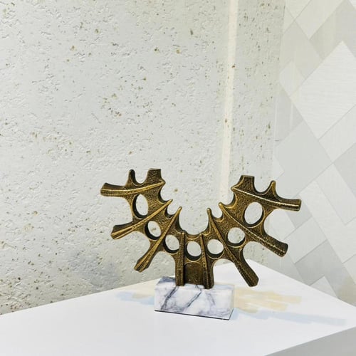 قطعة ديكور فنية بتصميم تجريدي مميز يجمع بين التواز...