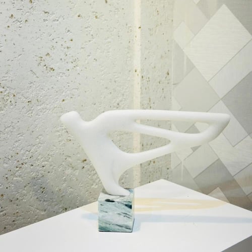 قطعة فنية عصرية بتصميم تجريدي انسيابي، مصنوعة بلون...