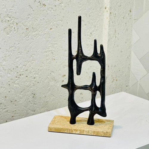 قطعة فنية أنيقة بتصميم تجريدي حديث يجمع بين الجرأة...