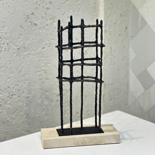 عمل فني بتصميم هندسي تجريدي يجمع بين البساطة والقو...