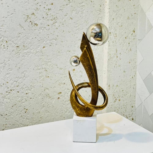 قطعة ديكور فنية بتصميم تجريدي أنيق، مصنوعة بتشطيب...