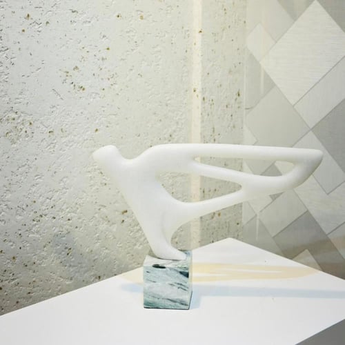 قطعة فنية عصرية بتصميم تجريدي انسيابي، مصنوعة بلون...