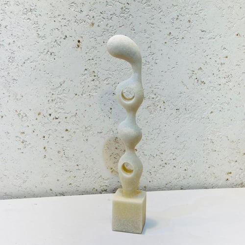 مجسّم ديكوري حديث التصميم، يتكوّن من قاعدة رخامية...