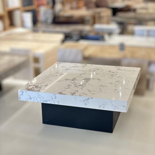 طاولة بتصميم انيق رخام - ابيض قاعده خشب الجوز واسو...