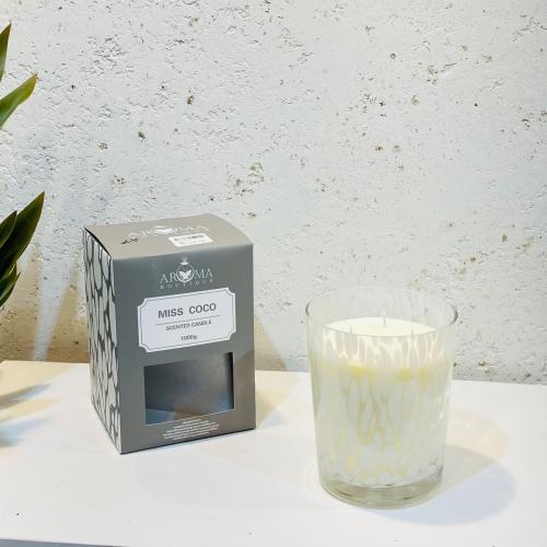 شمعه عطرية زجاج 1000غرام برائحه ( MISS COCO) SCENT...