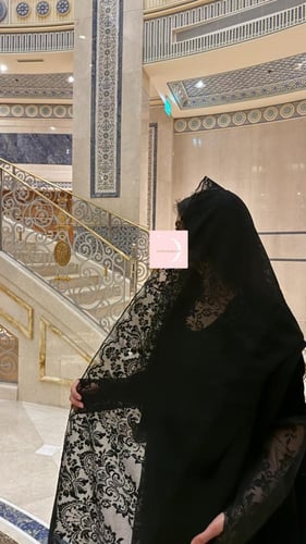 عباية شجون مخمل ودانتيل