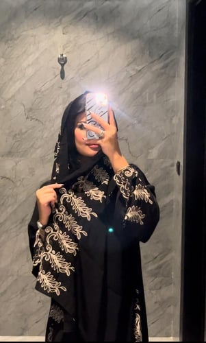 عباية وطرحة مطرزة