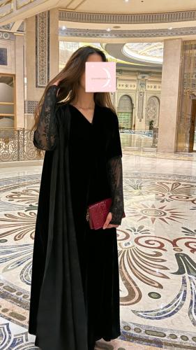 عباية شجون مخمل ودانتيل