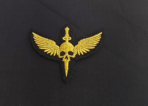 ونق مكافحه ارهاب جمجمه تطريز ذهبي الخلفيه اسود