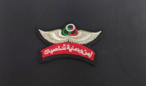 ونق اقتحام مربع تطريز اسود الخلفيه بيج