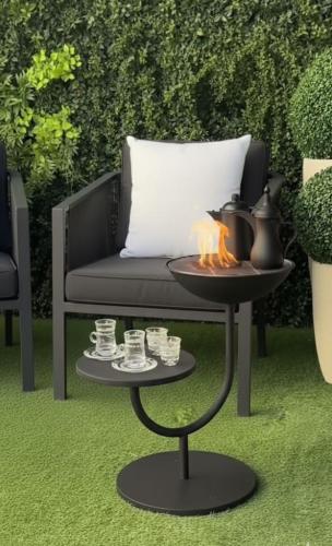 Charcoal grill + table