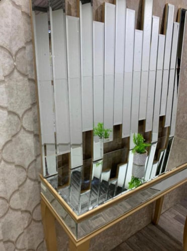 مدخل استقبال مع مراية لون ذهبي