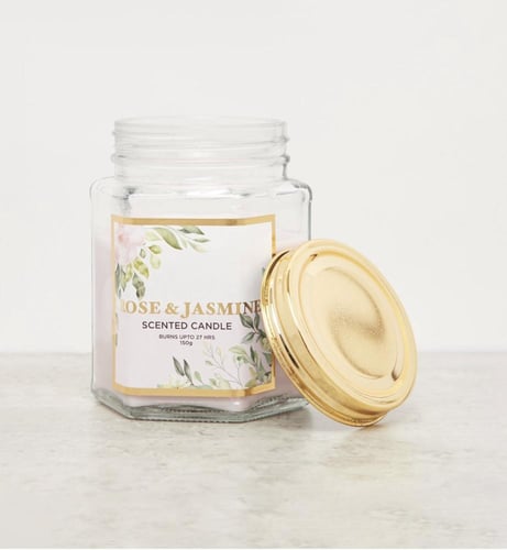 شمعة معطرة برائحة الورد والياسمين