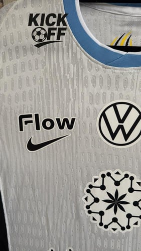 تيشيرت الإتحاد الأبيض (شعار الدوري الذهبي ) الجديد...