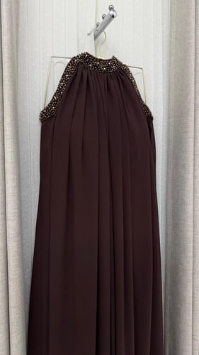 فستان سهره بني وعودي الخامه شيفون بطانه جورجيت است...