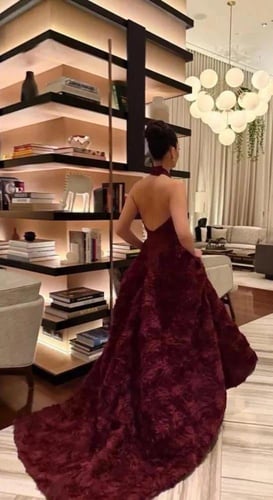 فستان سهره لون احمر بقصة فستان قماش الورد