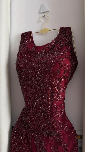 فستان احمر مشجر خرز ودانتيل مع شال