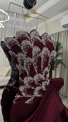 فستان سهره عودي خامة كلفه خرز وباربي وذيل ميكادو