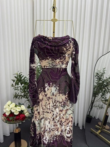 فستان سهره بنفسجي الخامة حرير طبيعي وفصوص زركون