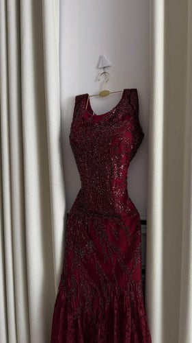 فستان احمر مشجر خرز ودانتيل مع شال