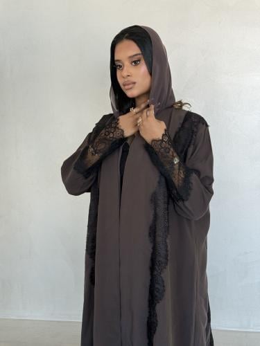 عباية كريب بني مع أساور دانتيل سوداء على الكم Lace...