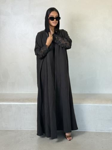 عباية سوداء كريب مع أساور جوبر سوداء Black jobbair