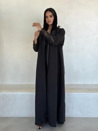 عباية سوداء كريب مع أساور دانتيل جلد Leather lace