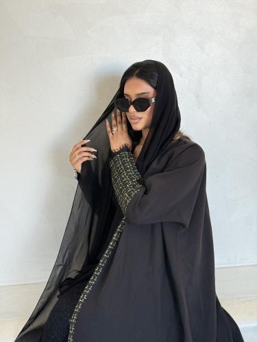 عباية سوداء كريب مع أساور قماش محبوك أسود وذهبي Bl...