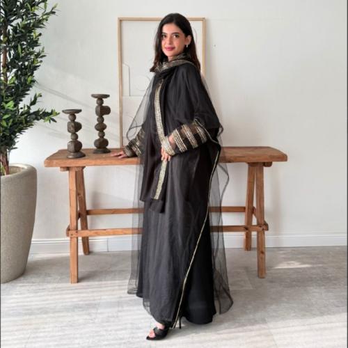 عباية بشت اسود مع تل أساور مطرزة - royal vibe