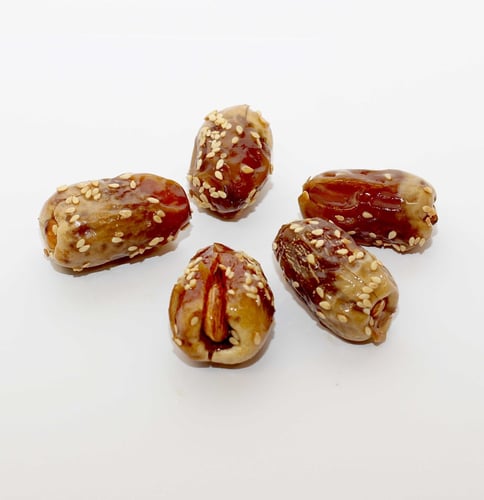 تمر صقعي محشي لوز بالعسل والسمسم