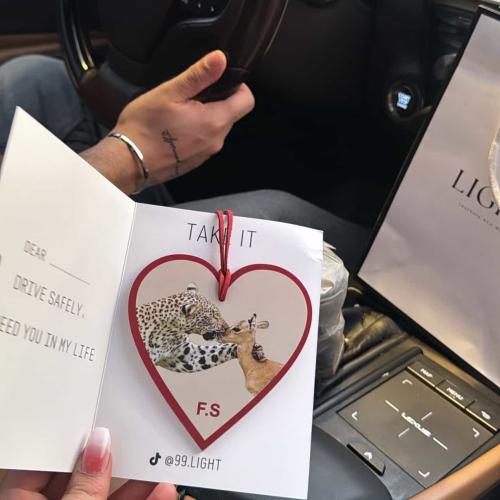 تعليقة سيارة الفهد والغزال احمر