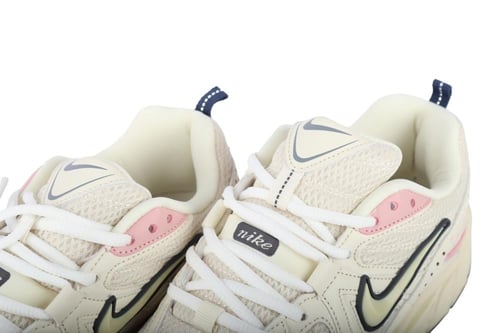 حذاء نايك P-7000