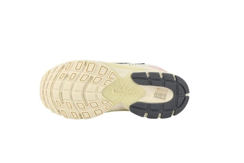 حذاء نايك P-7000