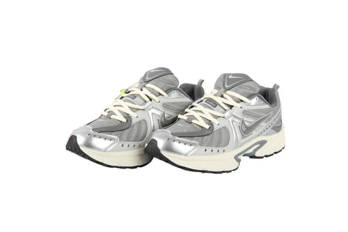 حذاء نايك P-7000