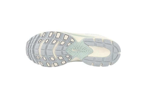 حذاء نايك P-7000