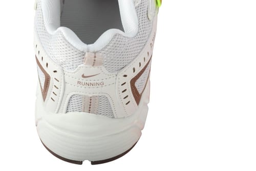 حذاء نايك P-7000