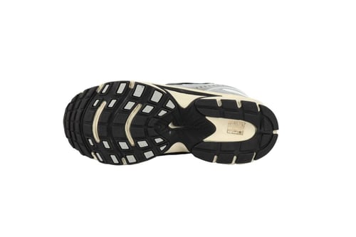 حذاء نايك P-7000