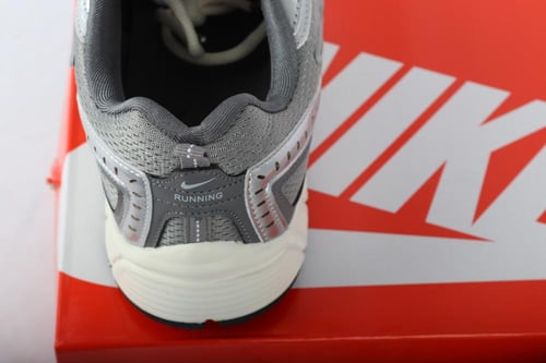 حذاء نايك P-7000