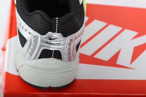 حذاء نايك P-7000