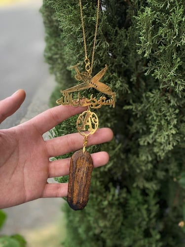 تعليقة سيارة بالاسم و شعار طائرة