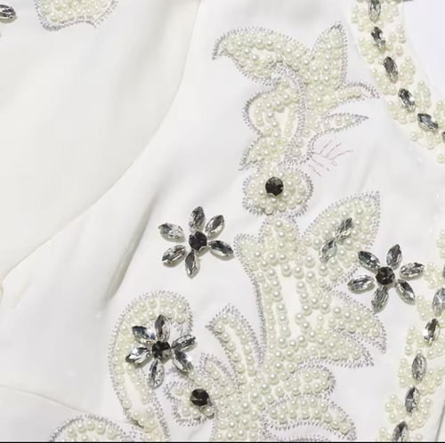 Regal Grace – فستان الفخامة الملكي مع جاكيت مطرز