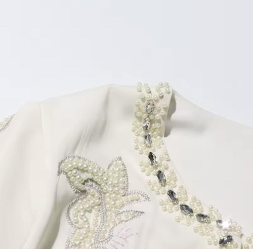 Regal Grace – فستان الفخامة الملكي مع جاكيت مطرز