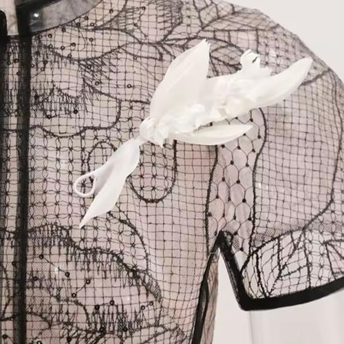 فستان "إليغانس نوار" بتصميم راقٍ ولمسات فنية