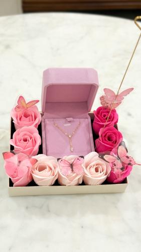 هدية الورد سلسال جوليا ذهبي