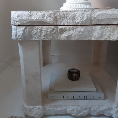 طاولة جانبية حجرية منحوته