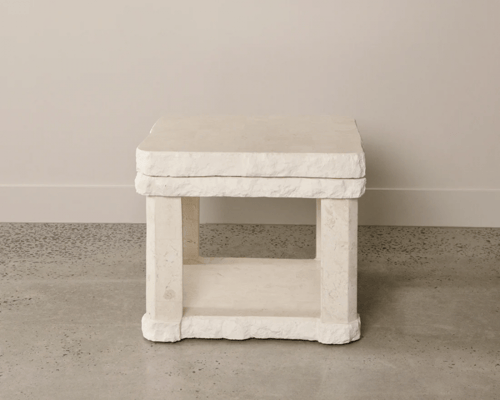 طاولة جانبية حجرية منحوته